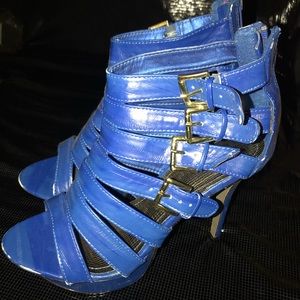 Blue heel with gold buckle.